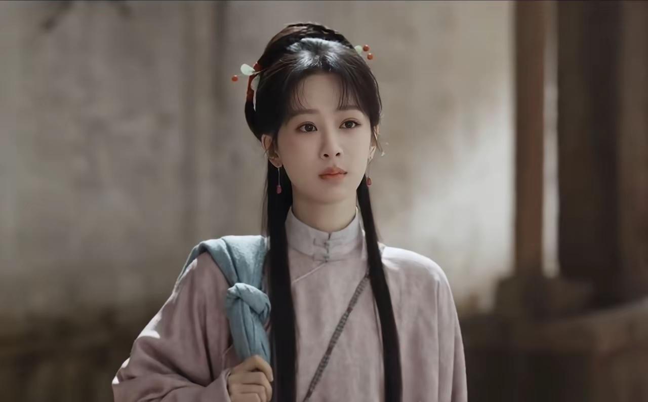 杨紫的表情管理配不上她的演技。不少观众反映，杨紫饰演的角色都有邱莹莹的影子，