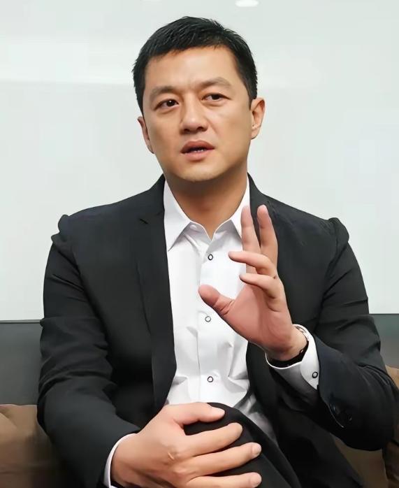 李亚鹏直播哭了，自爆十年前跟黄晓明借钱，黄晓明只回了四个字，至今再也没提过。 