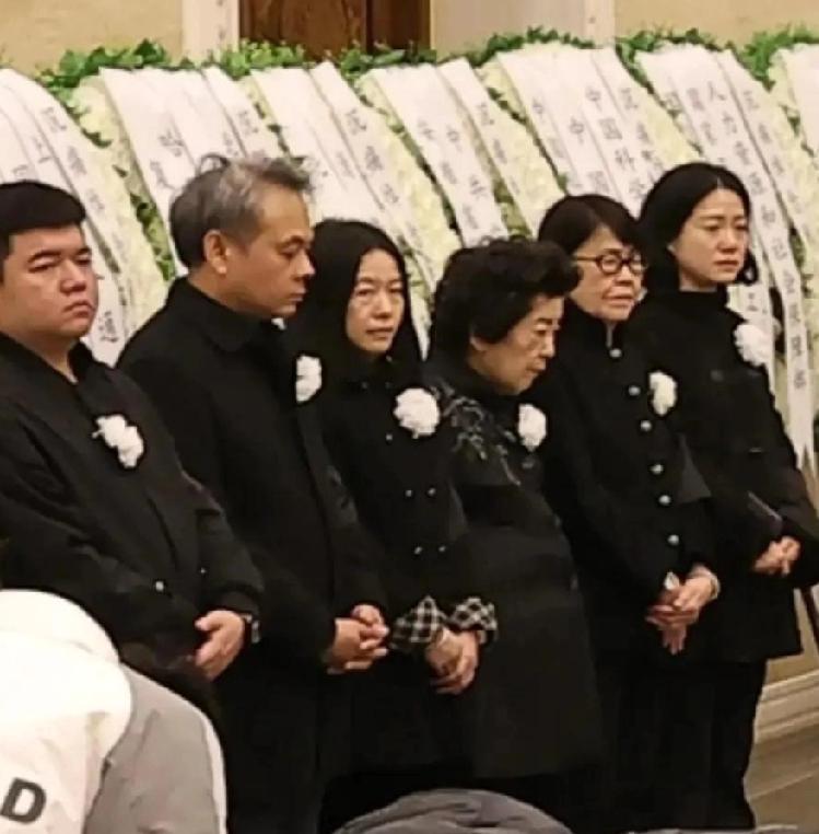 从杨老的追悼会能看出子女对翁帆很敬重。作为杨老的夫人,翁帆站家属位置的前边。