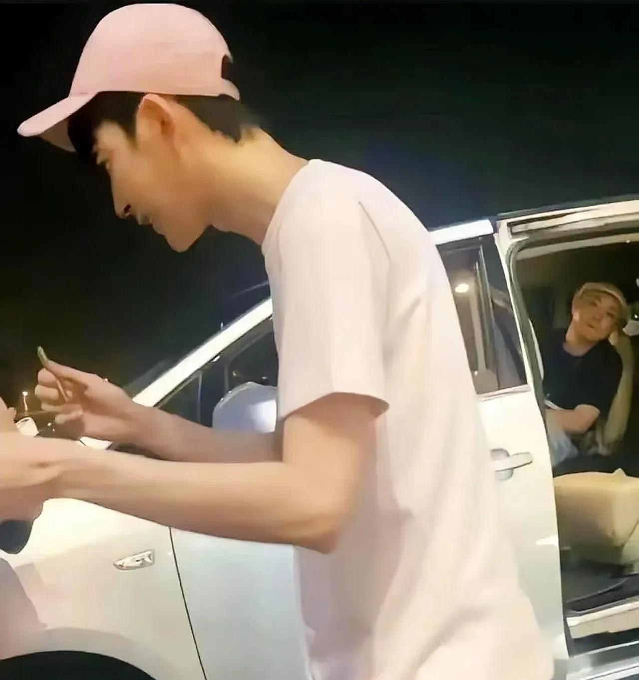 经纪人到底有多脸皮厚，才能做到这种地步。艺人小于当时还在给粉丝签名，他的经纪