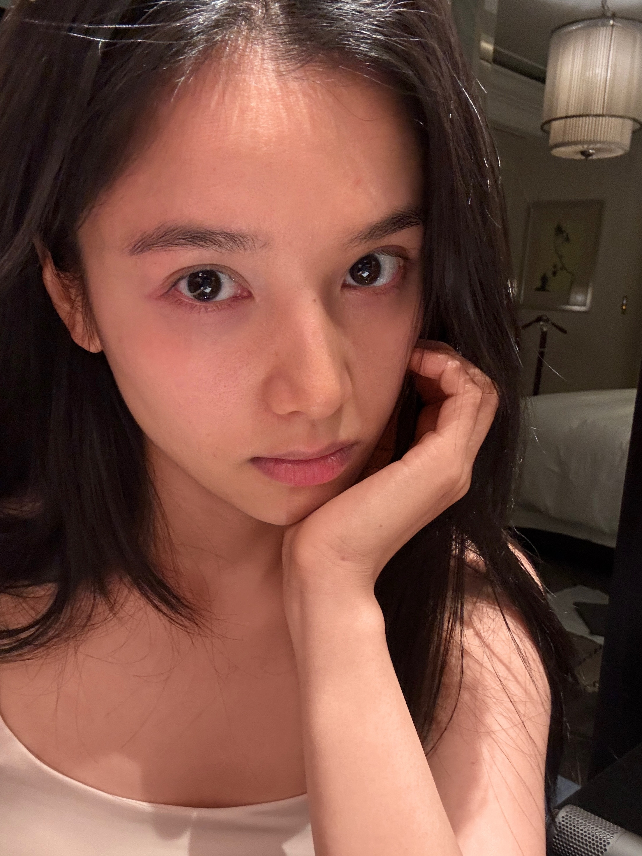 请欣赏张婧仪素颜怼脸原相机自拍好懂事的一张脸啊…