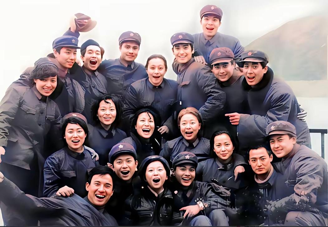 1983年，八一电影制片厂演员集体大合影，他们曾经都是娱乐圈的风云人物，年轻人可