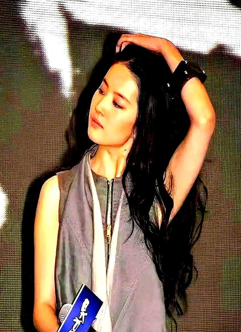 刘亦菲那条纱裙一穿，全网炸了。不是露，是“藏得明明白白”。打底裤一穿，性感不