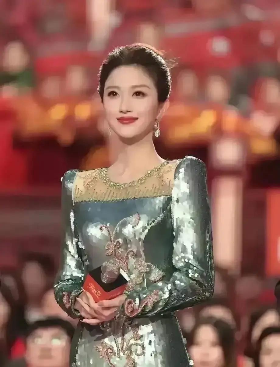 刘心悦站上春晚主会场，38岁第一次扛下零点倒计时，镜头扫过她鼻尖的汗珠。龙洋