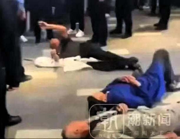 一杯奶茶,成为最后一滴眼泪!全家出动躺商场门口开…闹!浙江台州这场悲剧看得