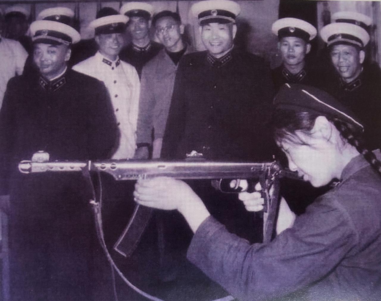 上世纪六十年代，海军司令员萧劲光等观看海军女兵射击，笑容满面，很是满意。萧劲光大