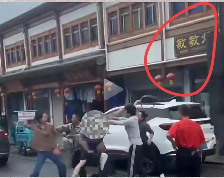 泾县被打游客的车，到底停哪里了？看通报，车停在了土菜馆门口的三轮车公共停车位上，