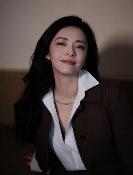 2008年，《潜伏》开拍，有个情报贩子“谢若林”一角，本着肥水不流外人田的原则，