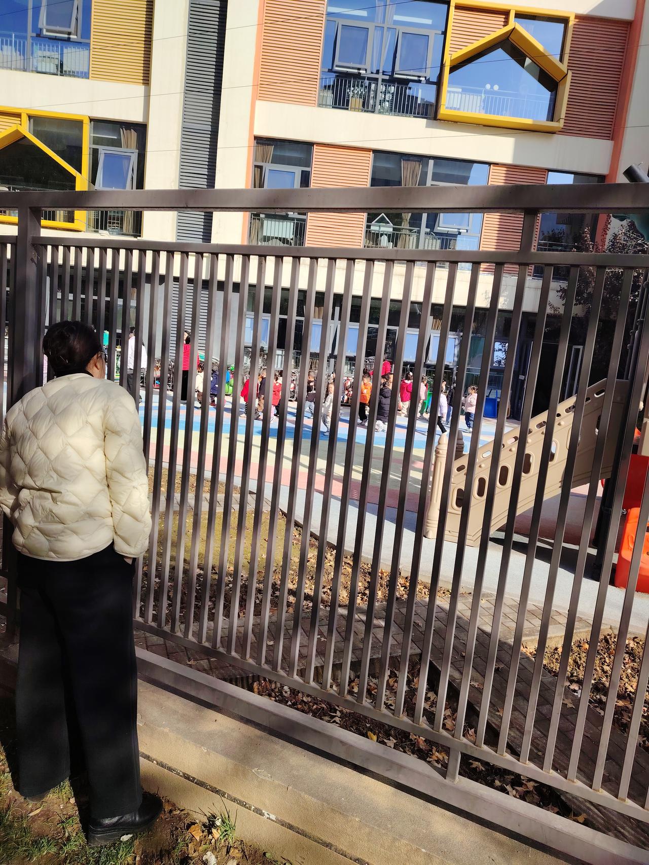 有一所学校的领导极为重视对老师使用手机的管理。老师进行早辅导时，需将手机调至静