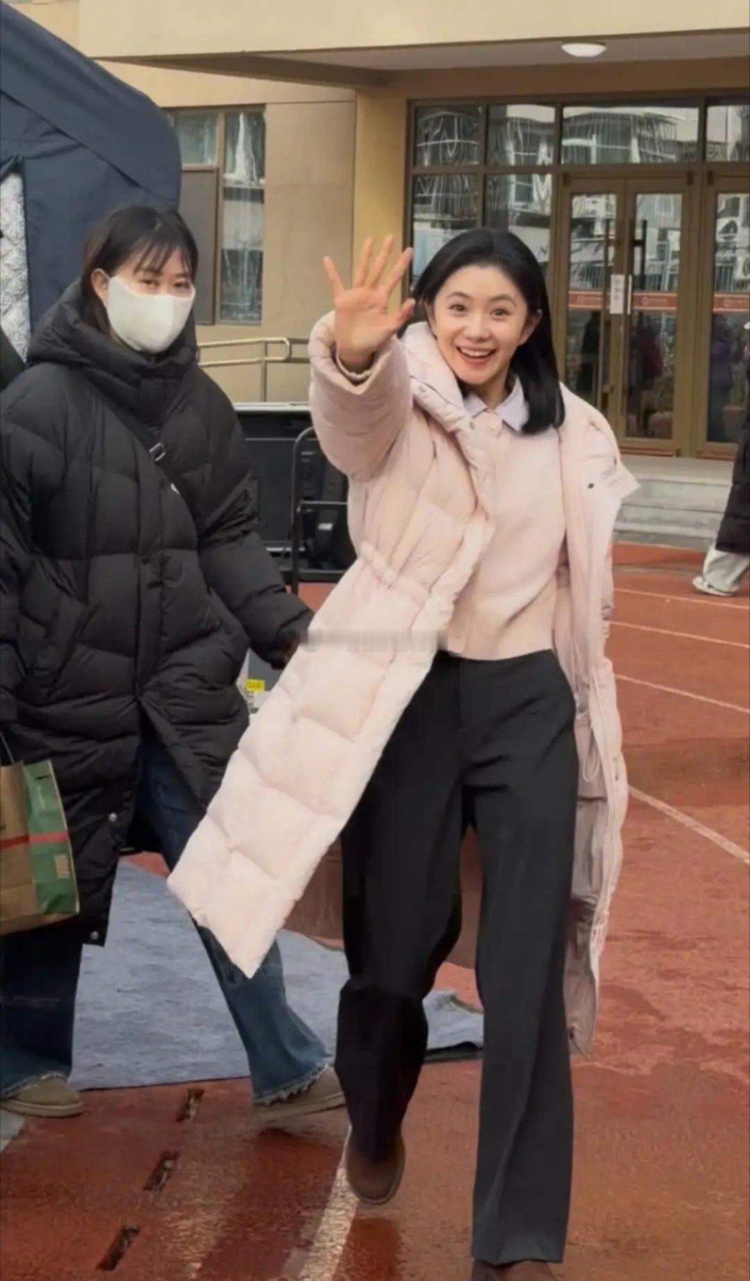 刘浩存回北舞，短发造型惊艳众人。简约穿搭搭配明媚笑容，气质鲜活，尽显青春风采。