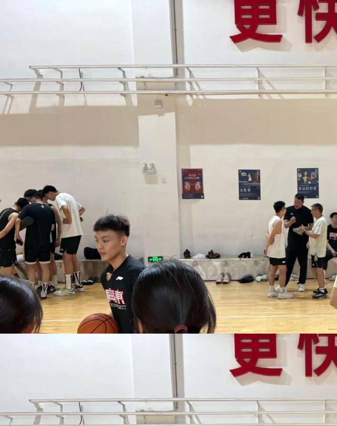 媒体人大爆料！广东花游女队今天突袭二沙岛，闯入广东宏远训练基地！徐杰帅气现身，亲