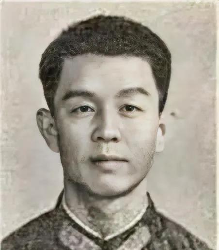 1979年，我军遭到越军伏击，李庆海在护送师部首长突围后，又杀了回去。子弹在