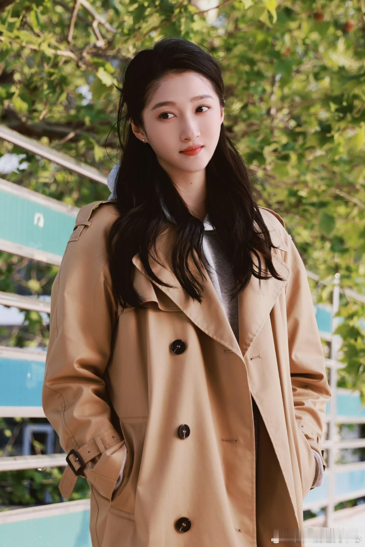 1.杨超越好不容易拿到陈思成新电影的女主，结果电影票房扑街，她翻身有点失败。2.