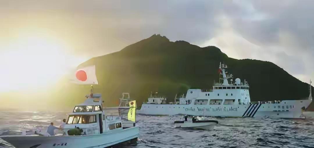 日本渔船闯钓鱼岛被硬气驱离！