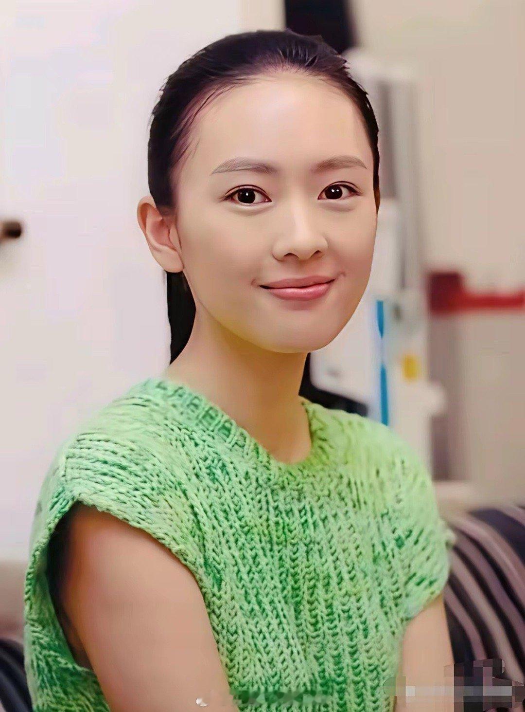 太像了，这么一对比，章子怡和童谣除了耳朵不一样，哪都很像。