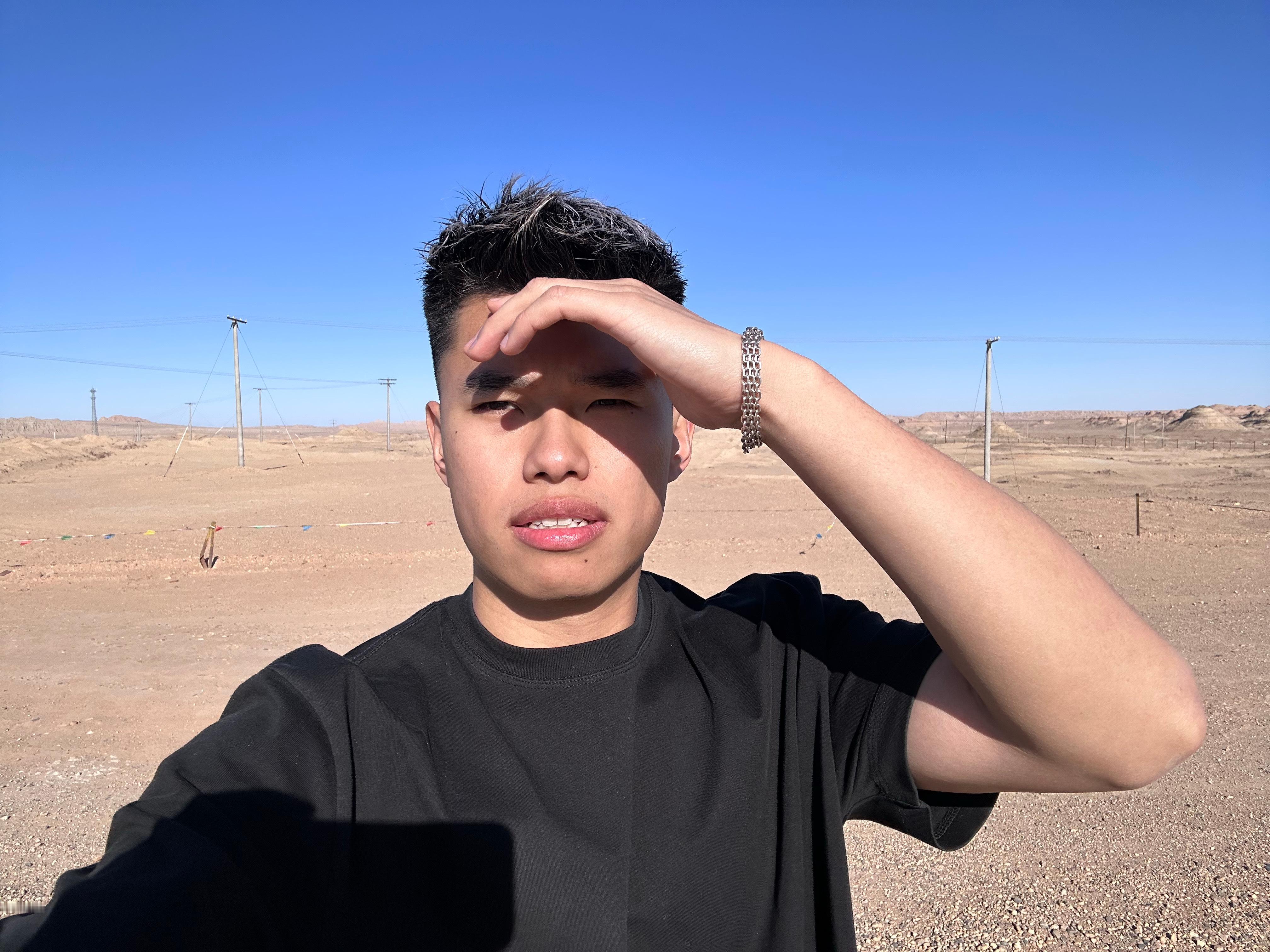 举起手机，在沙漠中发现两根火腿肠克拉玛依