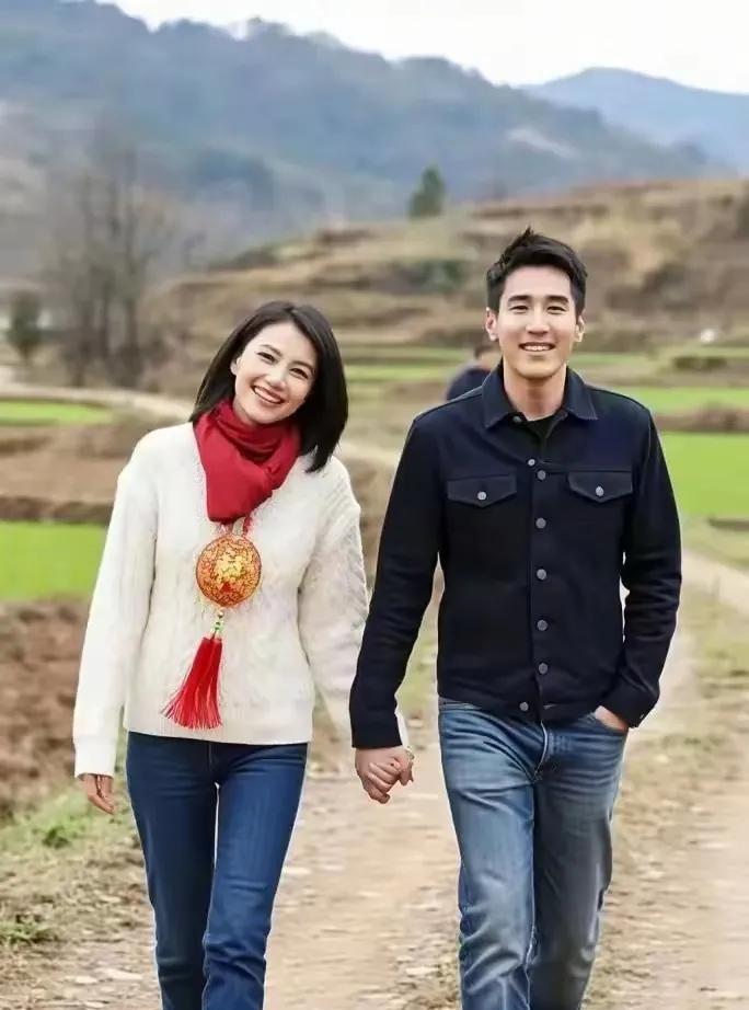 赵又廷和高圆圆，这么一看，笑起来还挺有夫妻相的。#高圆圆#