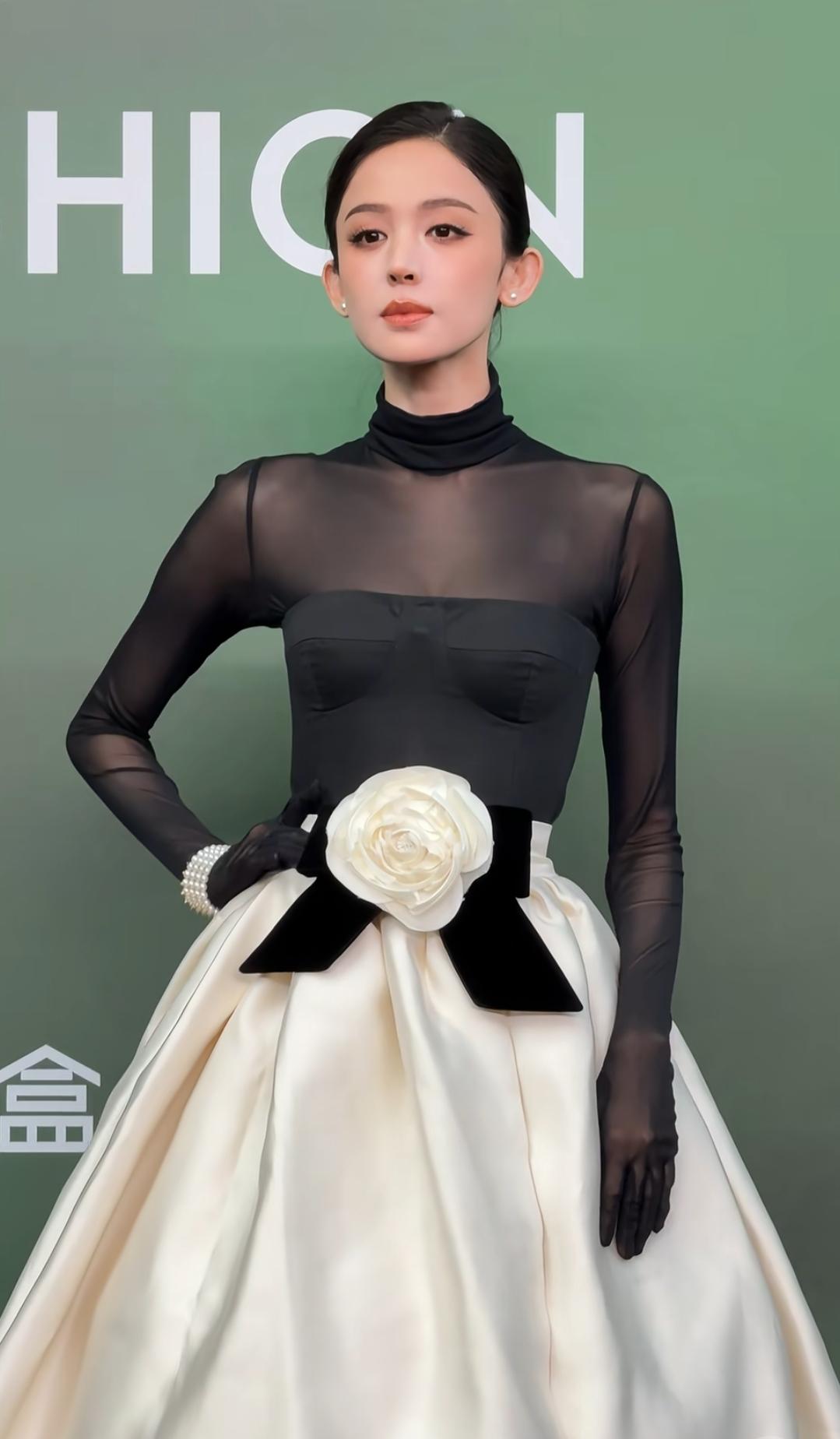 今天娜扎的红毯造型直接美到失语！一看就是香奈儿本香！黑丝绒高领叠搭抹胸，腰间