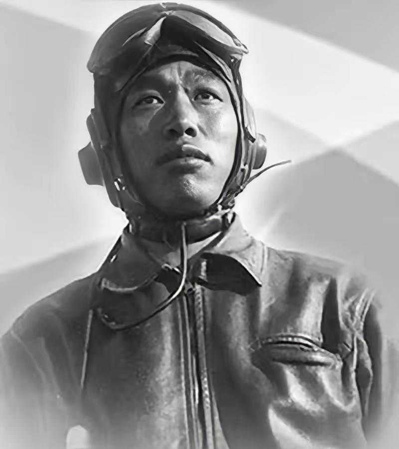 1951年，志愿军飞行员华龙毅被美军战机击落，身负重伤降落在一个山头，就在这时，