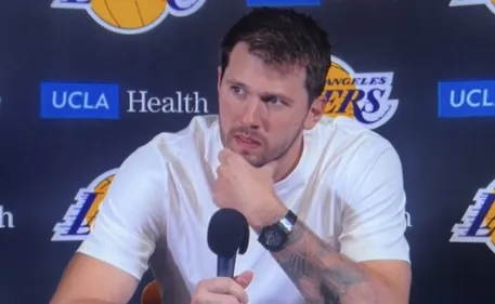 湖人客场凭借肯纳德的绝杀，以105-104战胜魔术。本场比赛，湖人球员卢卡-