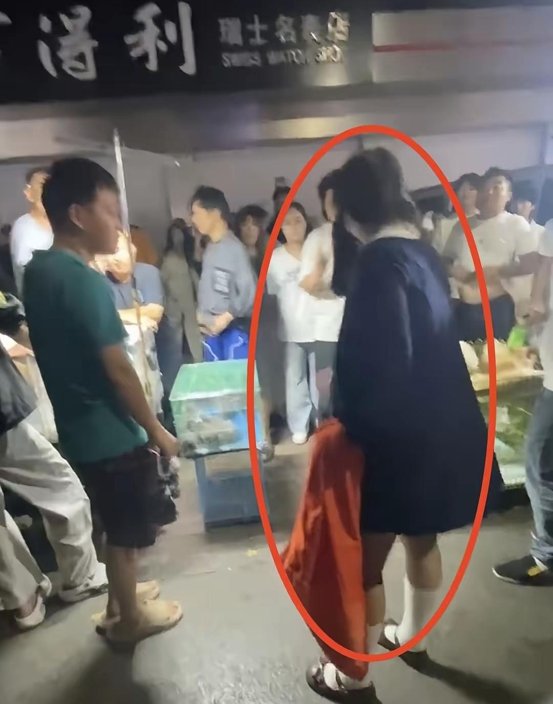 一名女子不慎弄丢衣服，被商家捡到。商家好心帮她保管，足足等了四个多小时。眼看店铺