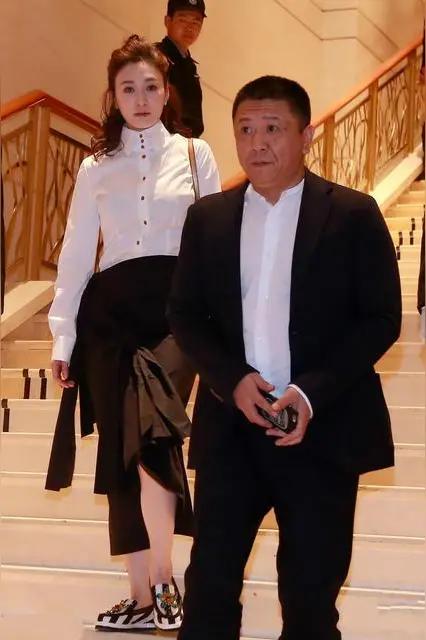 你敢信，肤白貌美、家庭美满《浪姐3》出尽风头的李小冉，被爆居然早就离婚了。当年不