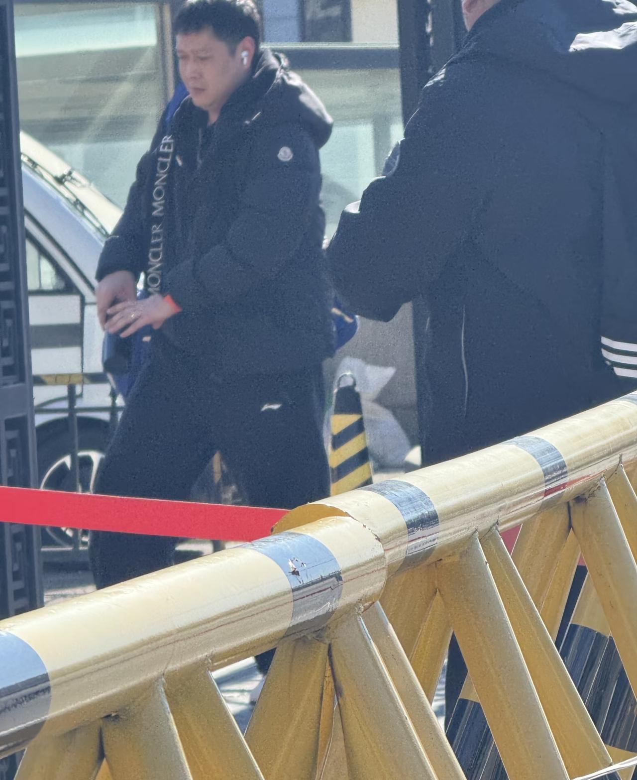 2月17日北京的COCO，挎着包，匆匆从训练场出来。莎莎亚洲杯夺冠后，是对coc