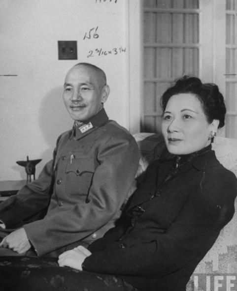 1996年，李登辉上台后撤掉蒋氏父子的陵墓守卫，并且让人大肆破坏蒋介石的雕像，宋