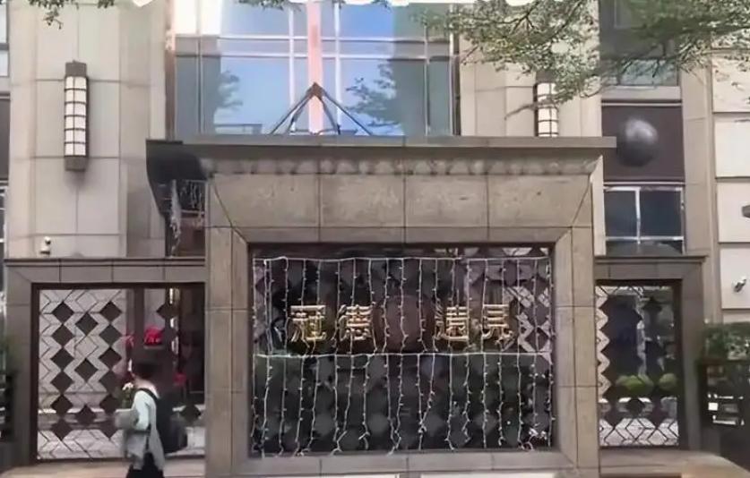 近日，位于台北信义区、市场估值约4.6亿新台币的顶楼豪宅，正式完成继承过户手续。
