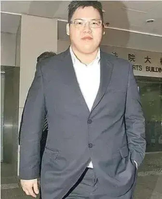 2012年，向华强的儿子向佑在东莞太子酒店醉酒闹事，与陪酒女发生争执。酒店老板闻讯震怒，放话要卸他一