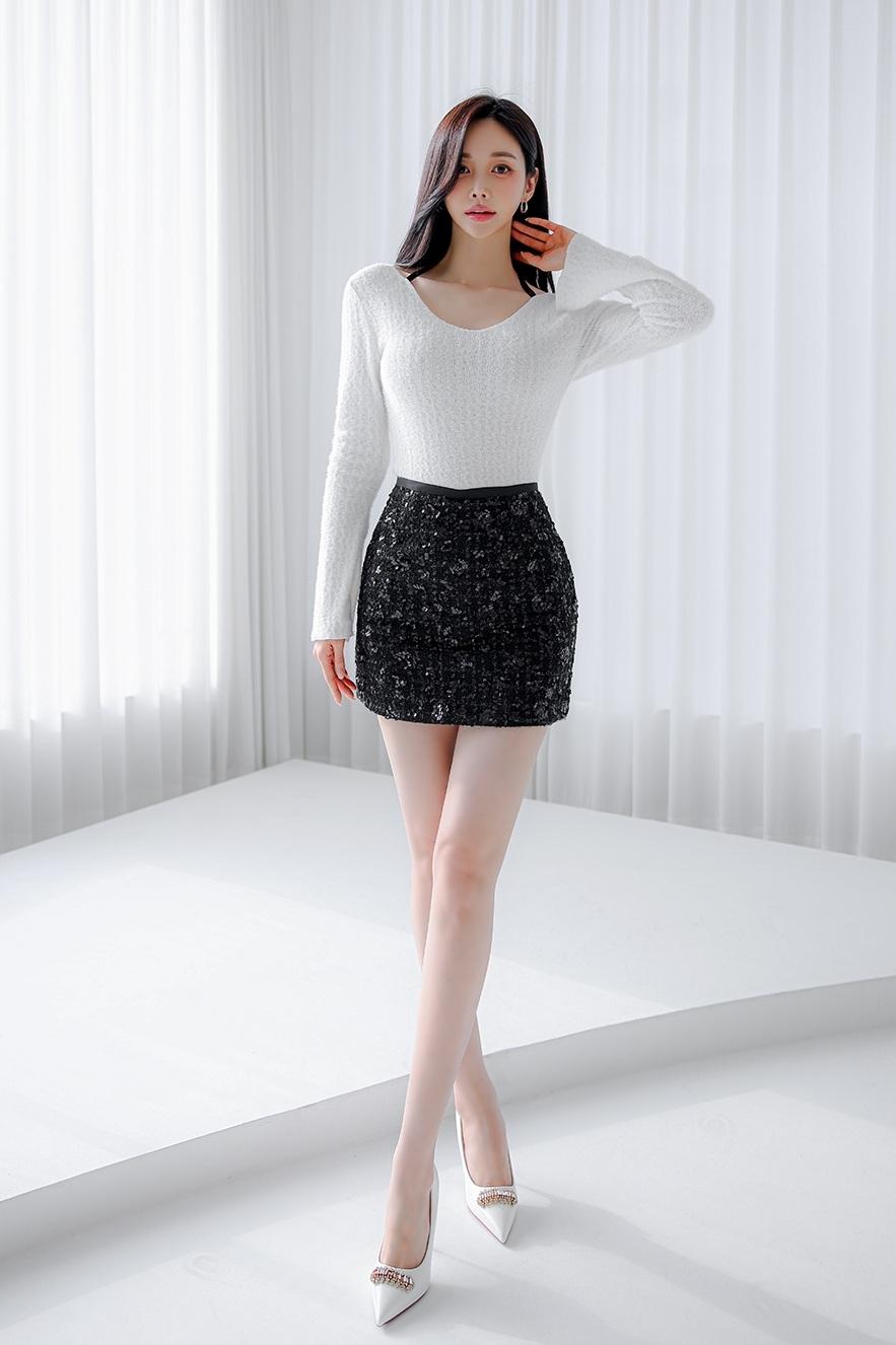 孙允珠的黑白配闪耀短裙穿搭，着实尽显优雅气质。就拿这次她身着黑白配短裙搭配针织毛