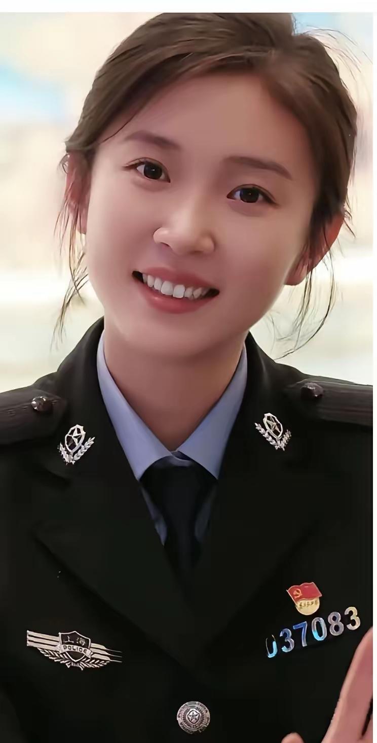 男子娶了个警察老婆，两口子吵架。他媳妇从来不用警用格斗术。不是薅头发就是挠脸，有