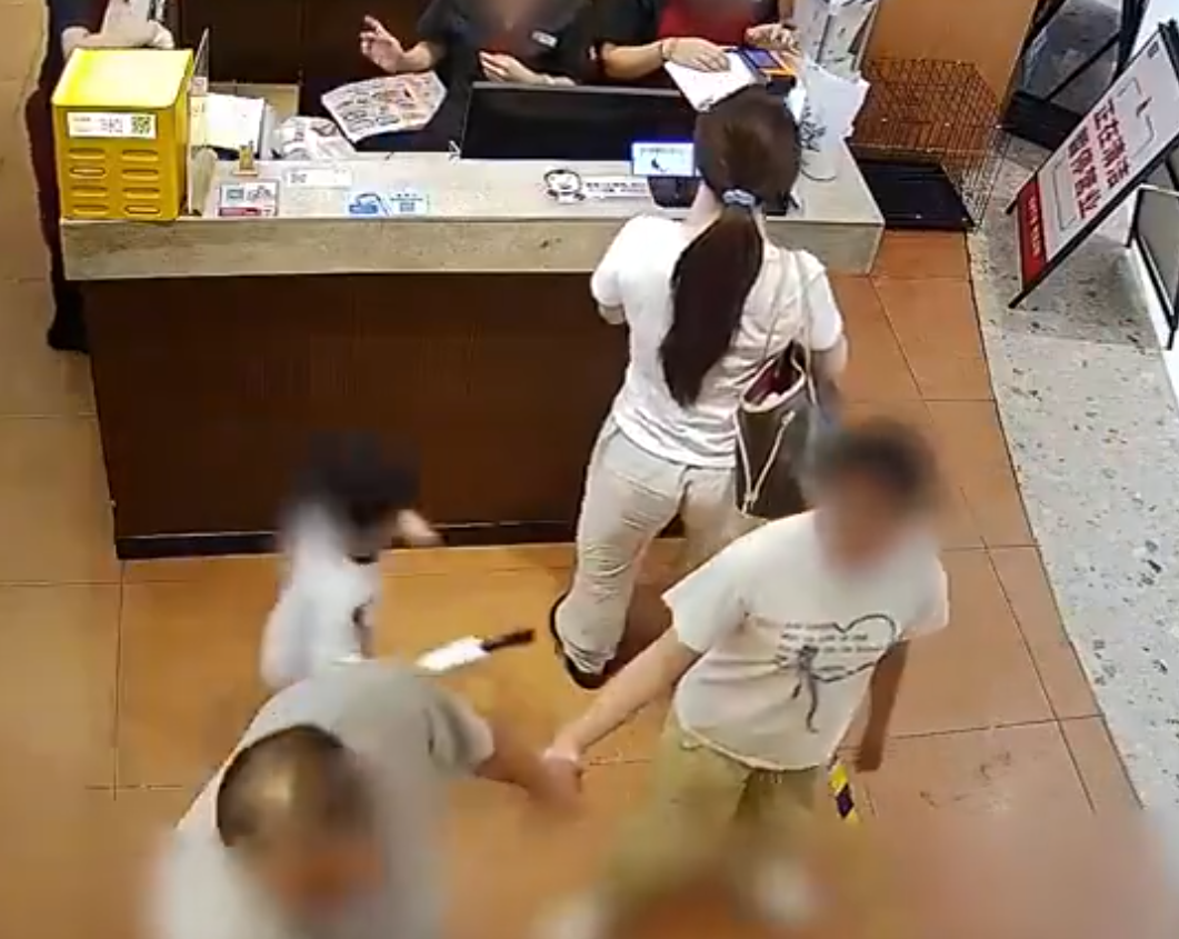 长沙“8.26”碰臀事件中的4岁男童父亲@老表在长沙公开发声。他透露监控完整记录了经过：孩子是在餐厅