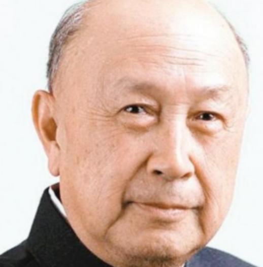 1964年冬夜，钱学森筷子尖悬在鸡肉上方半寸，突然厉喝：“别动！有苦杏仁味！”警