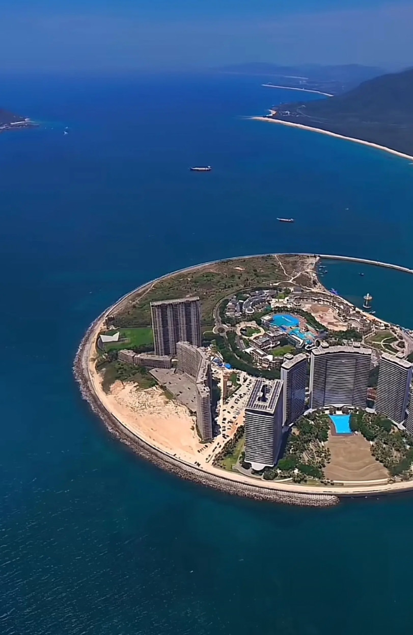 五年考察，七年填海，三年建造，实现了住在海上看山的(日月湾)。这里四季如春，也是