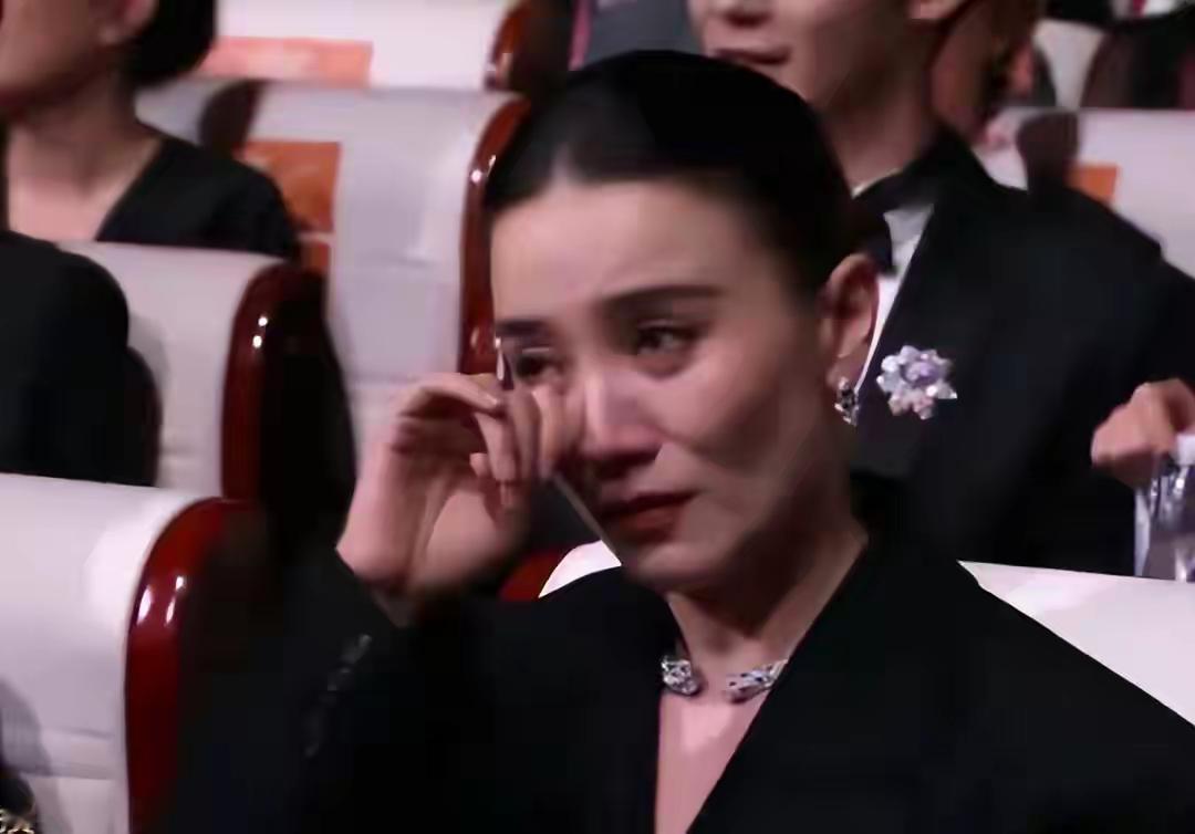 百花奖颁奖典礼最感人一幕，萨日娜获得大奖，宋佳却哭的稀里哗啦8月10日第38届
