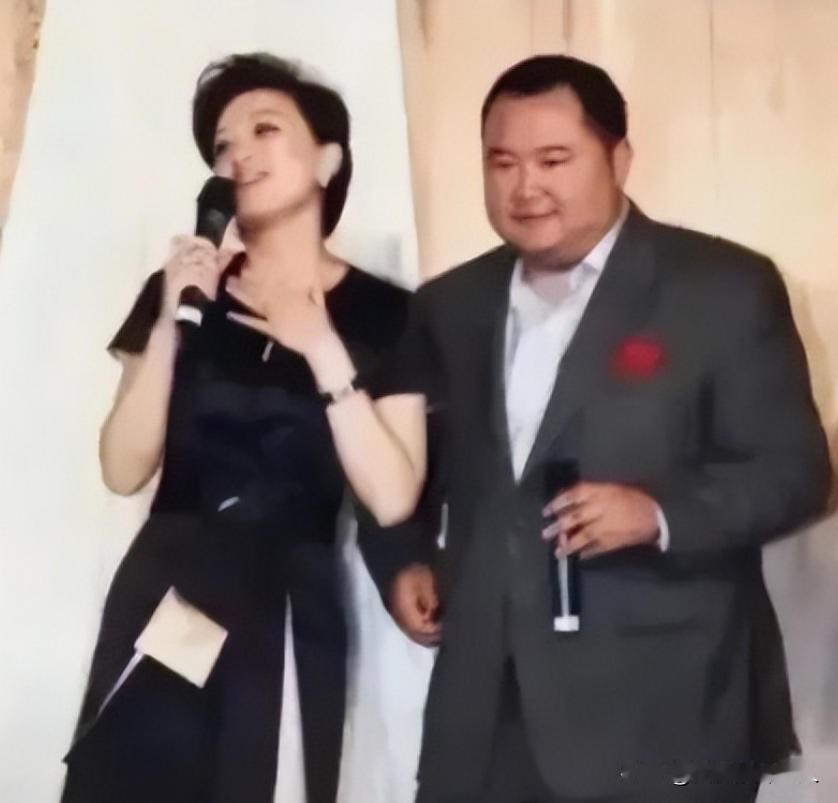 那年，26岁的杨澜执意要和小张离婚，父亲苦劝:“女儿啊，你离开小张会后悔的！”杨