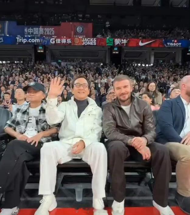 成龙贝克汉姆观战NBA中国赛NBA中国赛太阳vs篮网，比赛现场重磅嘉宾真不少。姚