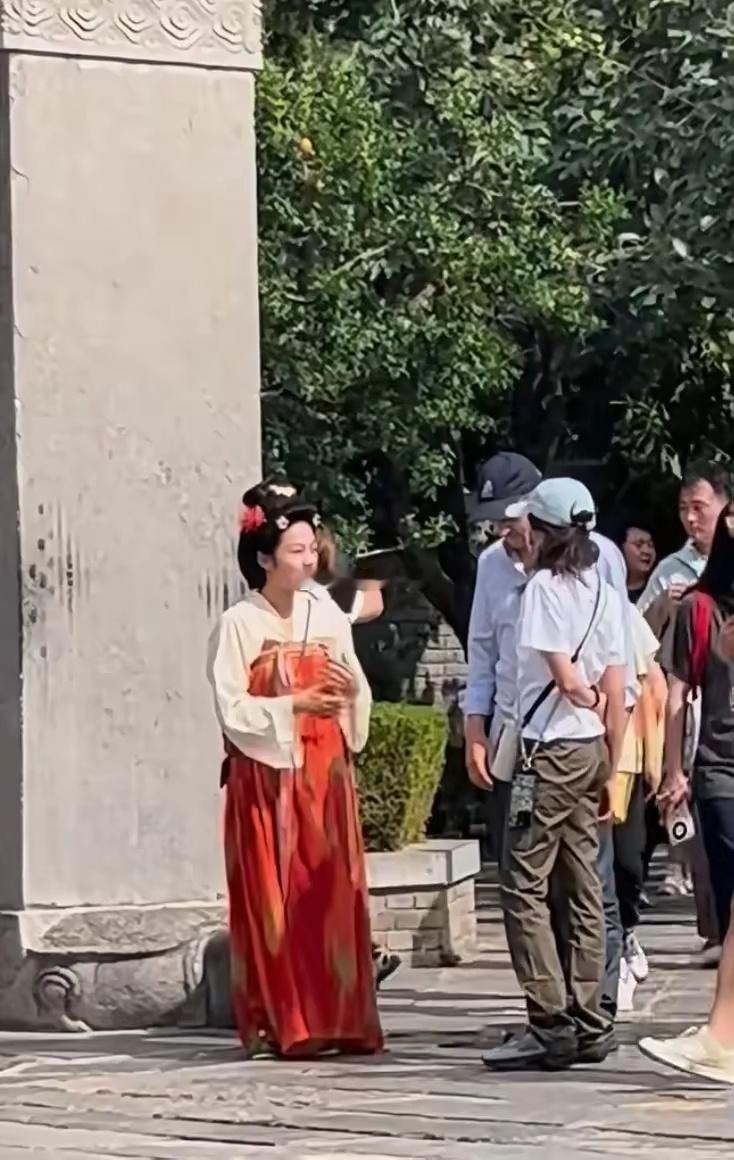 55岁莫文蔚带德国老公游西安，夫妻俩看着都年轻，互相耳语好恩爱​​​