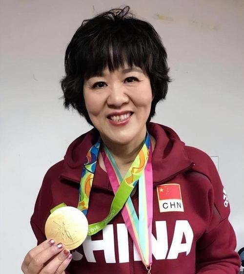 郎平回国仅6天，便奔赴上海探望周苏红前夫，这份情谊令人动容。探望现场，桌上红包格