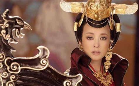 公元705年，武则天正睡着觉，一群人冲了进来、手起刀落，两颗人头滚落在地。武则天