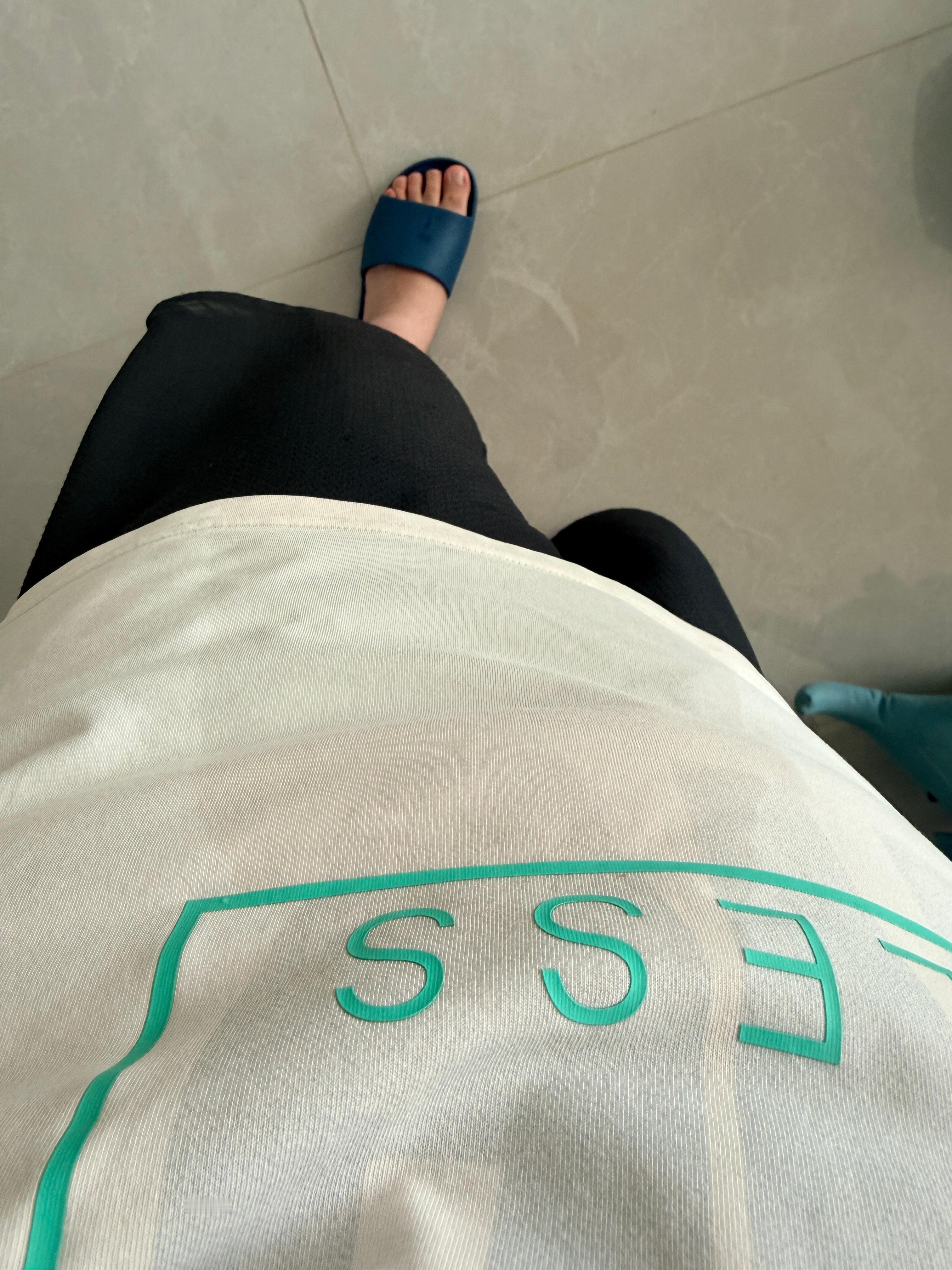 又被尿湿了衣服和短裤，上一次这么狼狈，好像就在眼前。你们说，这还换不换，都快风干