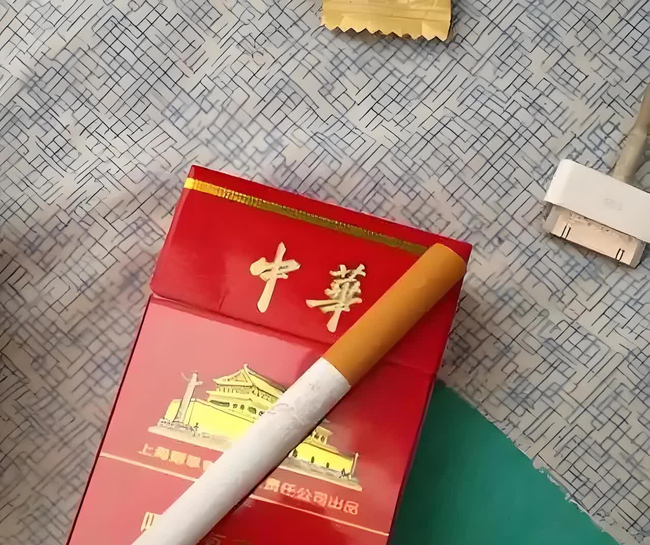 到底谁抽中华烟才算正常？王树国校长抽中华烟的事，被推上了热搜，我邻居一伙在工地上