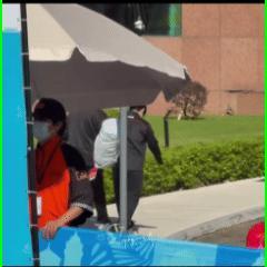 11月8日，孙颖莎和徐奕澳门相遇，打招呼的方式像特务接头！莎莎陪着恩师杨广弟