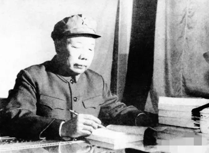 1958年，开国上将萧华回到江西老家，见到一名灰头土脸的农村妇女后脸色大变，一个