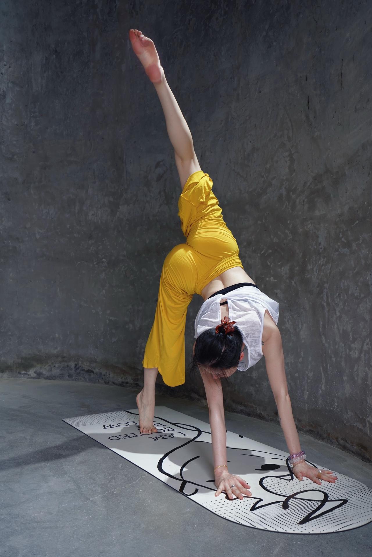 瑜伽女孩瑜伽体式瑜伽体式拍照