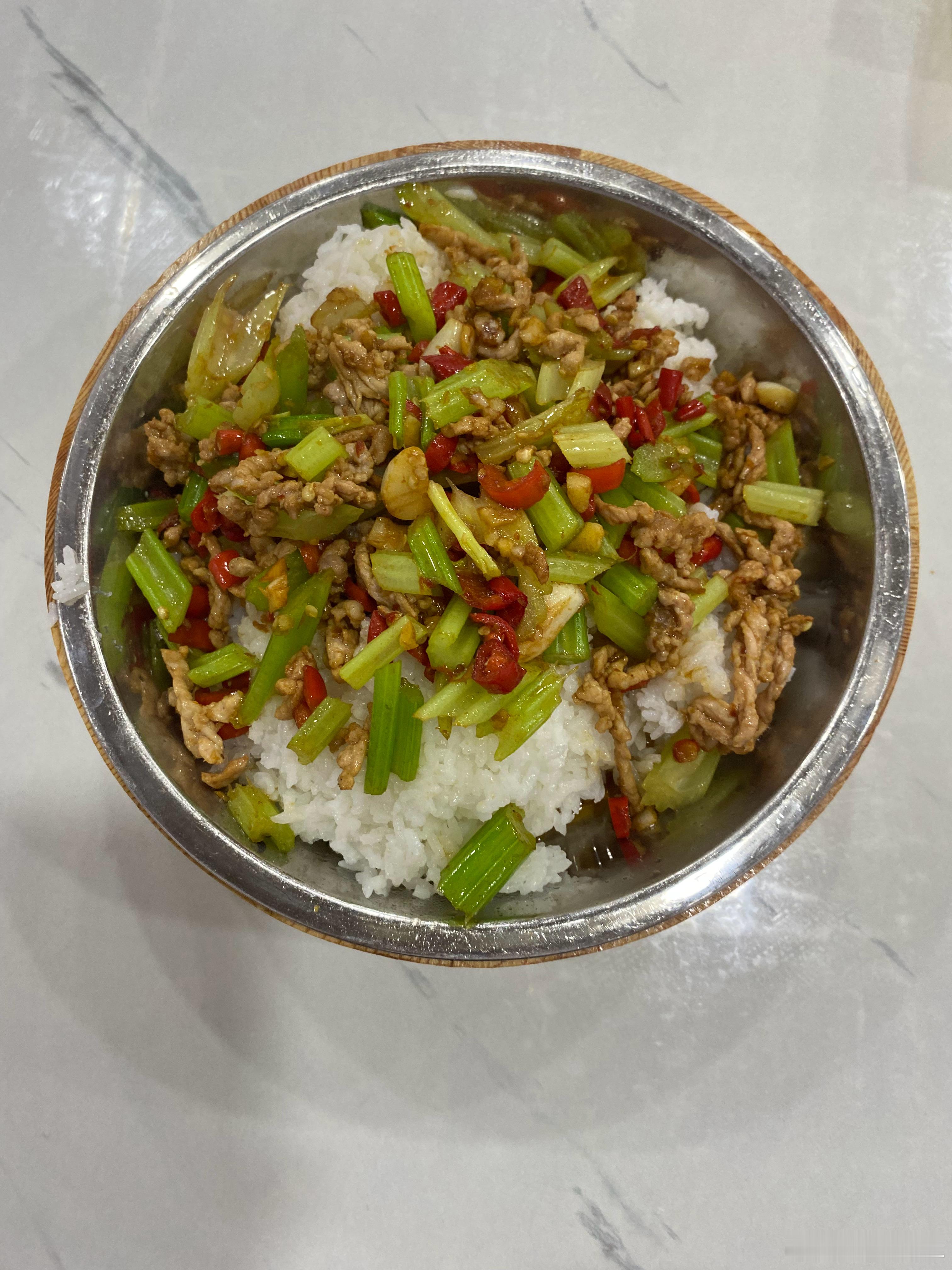 喜欢吃湘菜，目前还没有发现好吃的湘菜，但是发现了一家好吃的江西小炒木桶饭，于是连