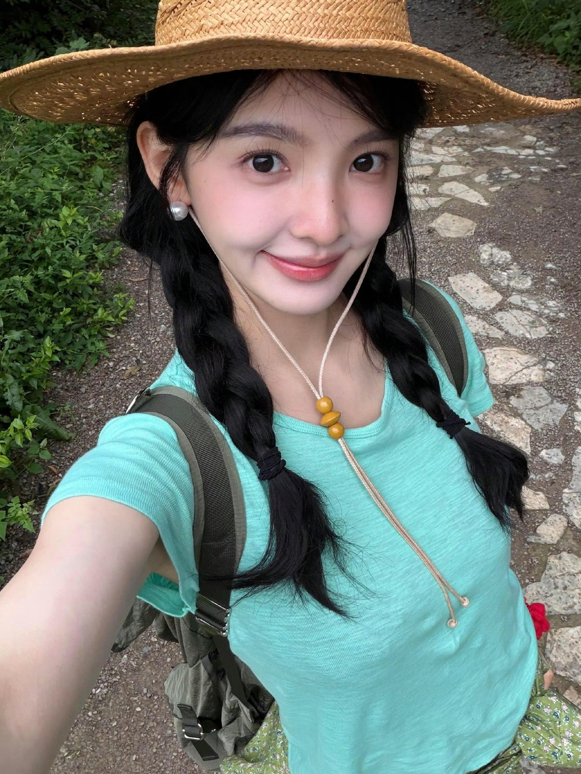 真的有让人怀疑现在ai生成的美女有没有参考章若楠的长相这组在我眼里男女老少所有碳