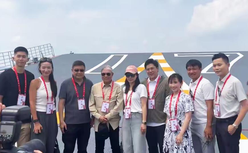 7月6日，中国首艘国产航母山东舰在香港开放参观首日，霍震霆率长子霍启刚及儿媳郭晶
