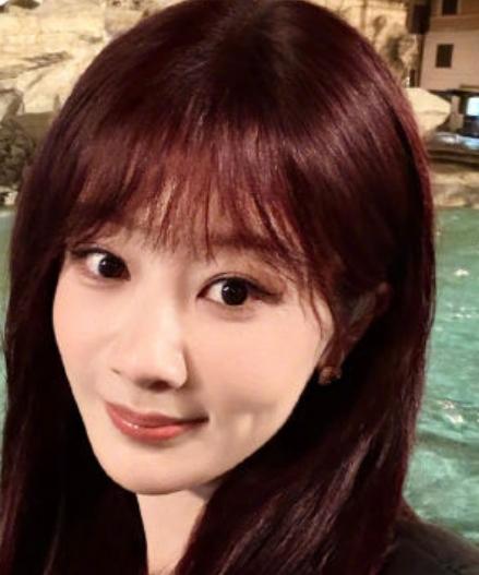 2026年3月12日，杨紫在Valentino罗马秋冬大秀上结识了泰国艺人Fre